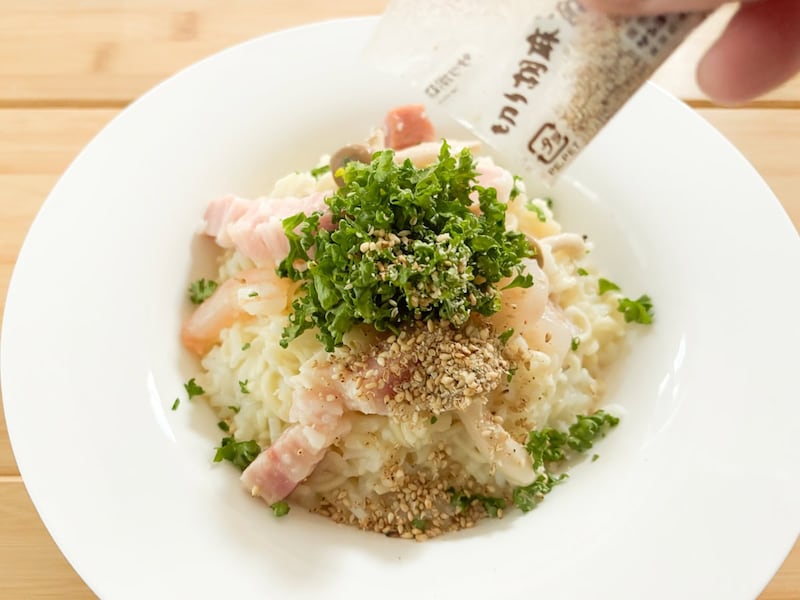 仕上げは「サッポロ一番 塩らーめん」に付属の切り胡麻をまぶして完成