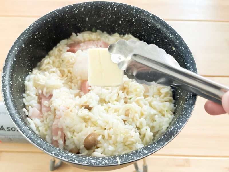 味の調整ができたら麺が少し硬いくらいで火を止め、最後に無塩バターを入れてコクを追加。発酵タイプの無塩バターがあれば、さらに風味がよくなります