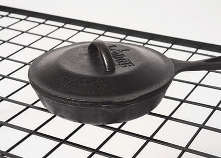 スチール製なので熱々のスキレットもそのまま置ける