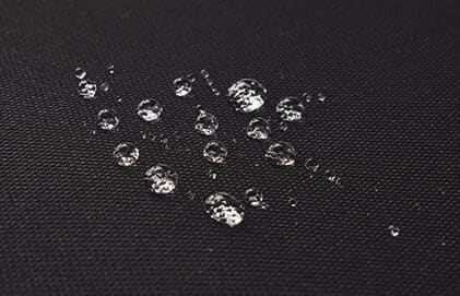 丈夫なポリエステル生地は撥水加工が施されており、水に濡れてもすぐに拭き取れる