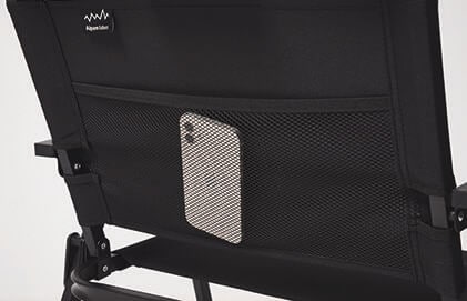 背もたれの後ろにメッシュポケットを装備