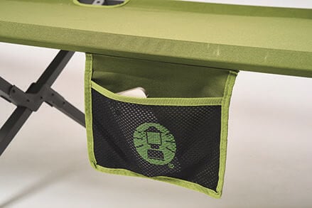 サイドにスマホやメガネなどを収納できるポケット付き