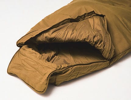 足元にフットジッパーを備え、寝袋に入ったまま、立って歩くこともできる