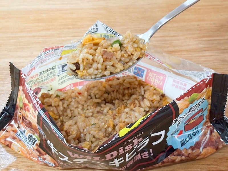 「牛ステーキピラフ」はマッシュルームや赤ピーマン、インゲンなどの具材が盛りだくさんで、飽きずにパクパクいけちゃいます