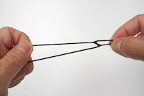 【無印良品】1本24円でコスパ抜群！「ケーブルもメモ帳も食料にも」シリコーン マルチバンドの無限の使い道をガチ検証