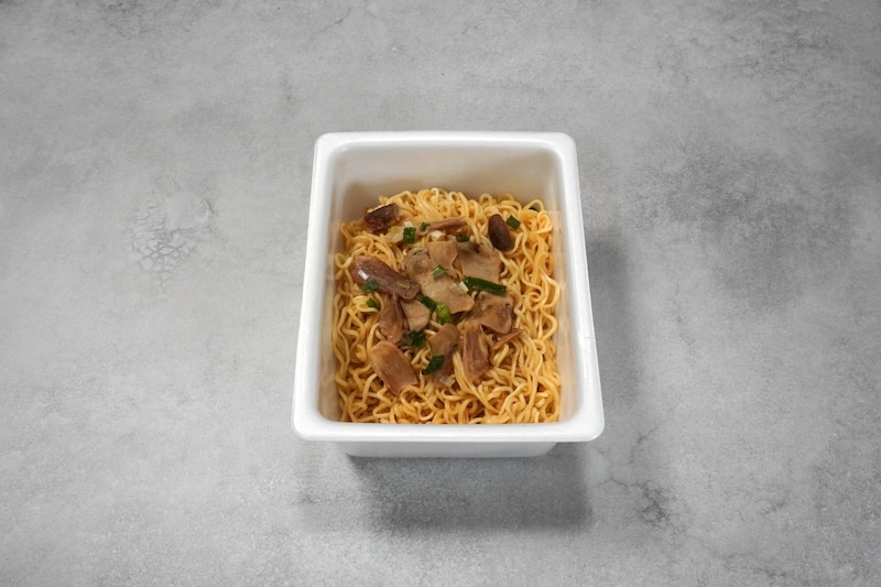 まるか食品
ペヤング一贅沢やきそば 本物の松茸
