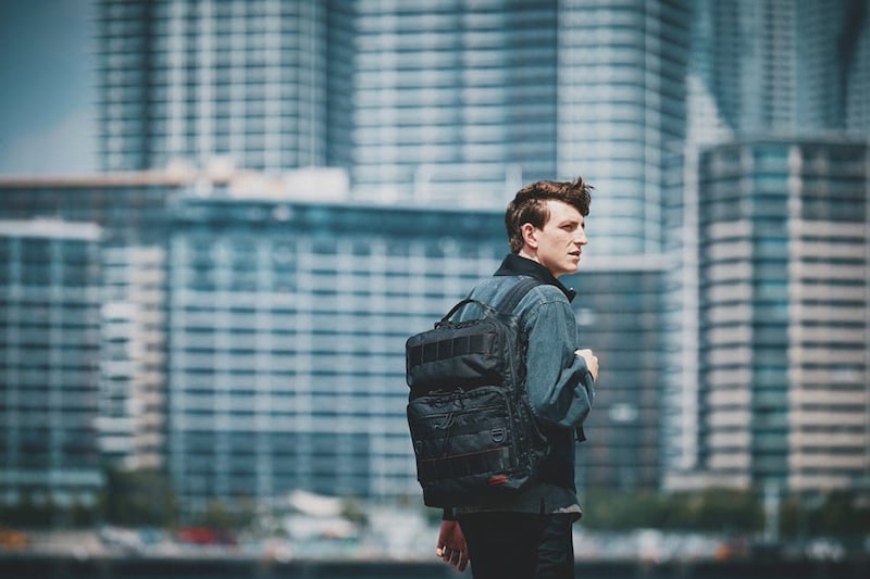 「街でも釣りでもイケる!?」メガバスの知見を凝縮！ブリーフィングのアングラーバッグは完売必至のハイブリッドギア