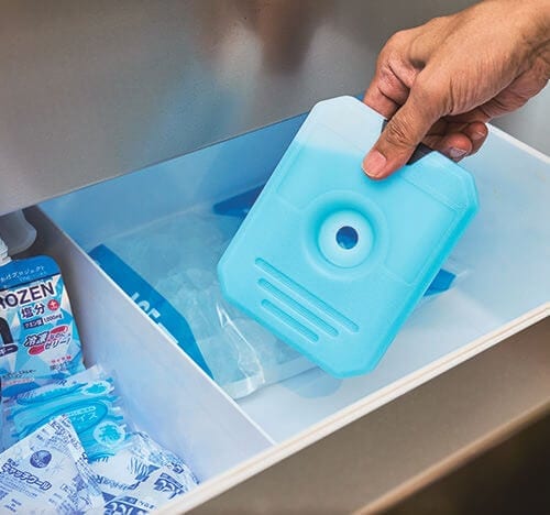 専用保冷剤を冷凍庫で凍結