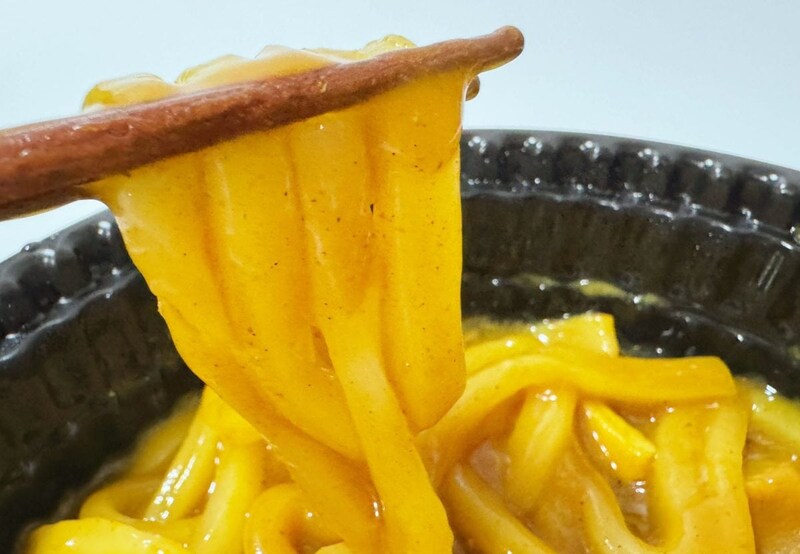 冷凍麺とは思えないほどもっちりとコシのある自家製麺はスープによく絡んで美味しい!