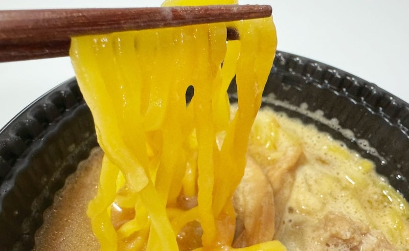 麺はもっちりとした太ちぢれ麺