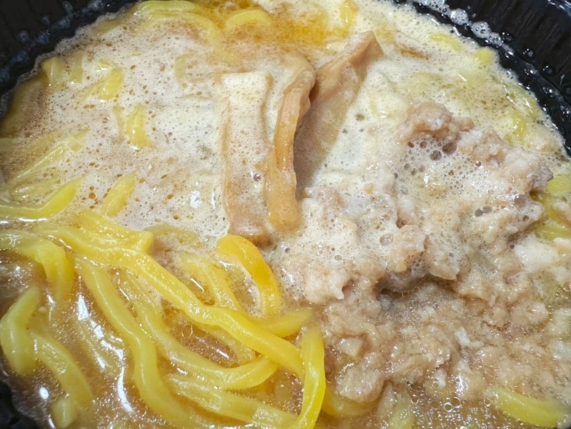 具材は豚ひき肉・メンマ・ねぎとシンプルな構成