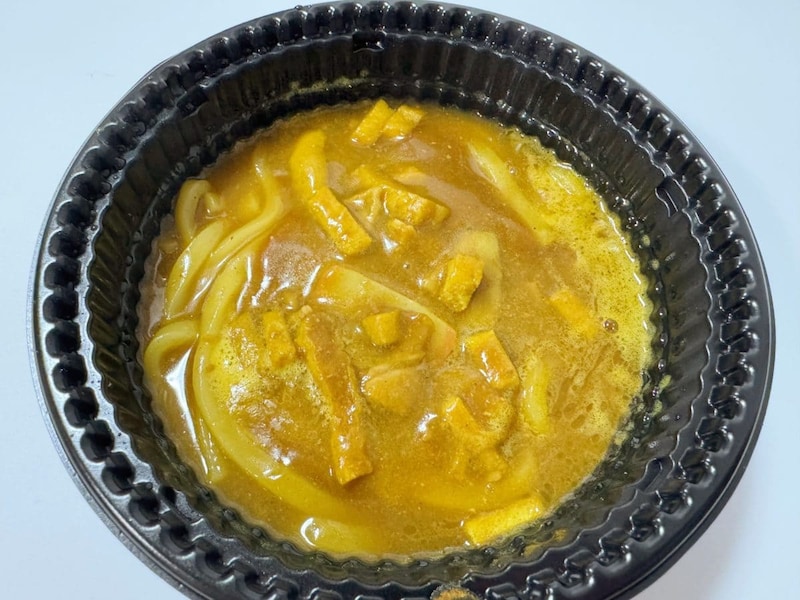 スパイシーなカレーと出お汁の優しい香りが合わさって、こちらも食欲を刺激する香り