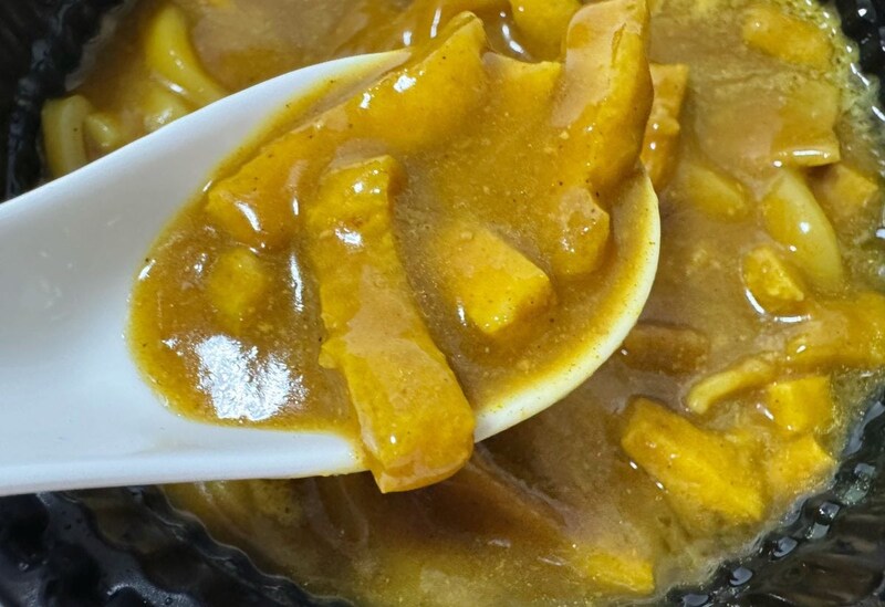 スープは、程よいとろみのある和風出汁ベースの21種類のスパイス＆ハーブを使用したスパイシーで本格的な味わい