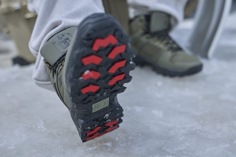 特殊なガラス繊維を配合した防滑ゴムをアウトソールに配置。濡れた路面や氷上でも滑りにくく、様々な形状で配置された耐摩耗性に優れたラバーが雪上での高いグリップ力を発揮