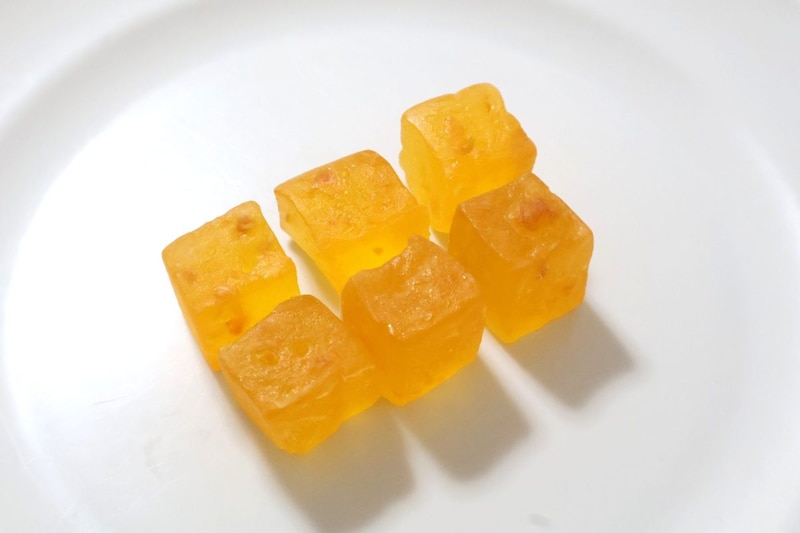 6つ並べたらホンモノのマンゴーに見えるかな、と思ったがそこはグミだった。