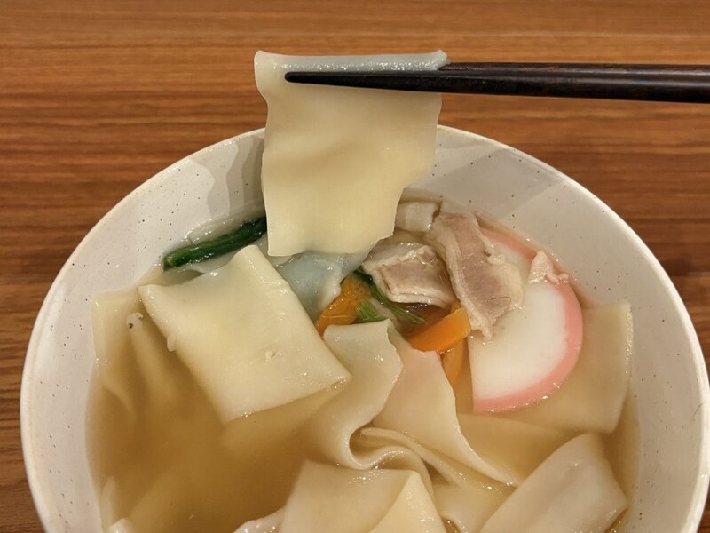 テーブルマーク史上最も幅広な麺ということで、インパクトはかなりのもの