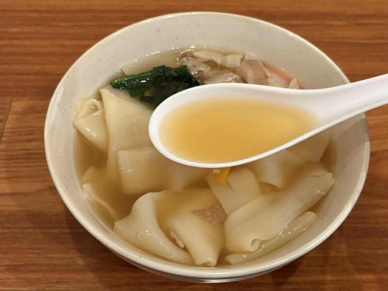 つゆにはかつおぶし粉末をたっぷり使用