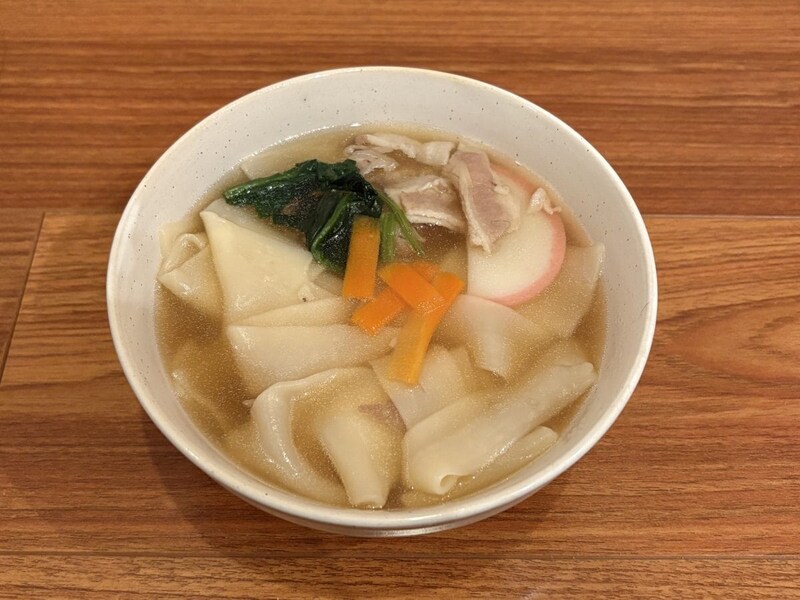 トッピングは豚肉、かまぼこ、ほうれん草、人参……と彩り豊か