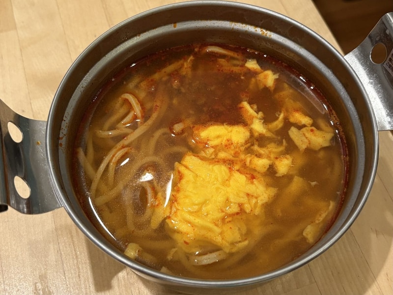 おろしにんにく・刻みにんにくの2種類、そして韓国産唐辛子を使用することで、ガツンと響く辛うまを実現