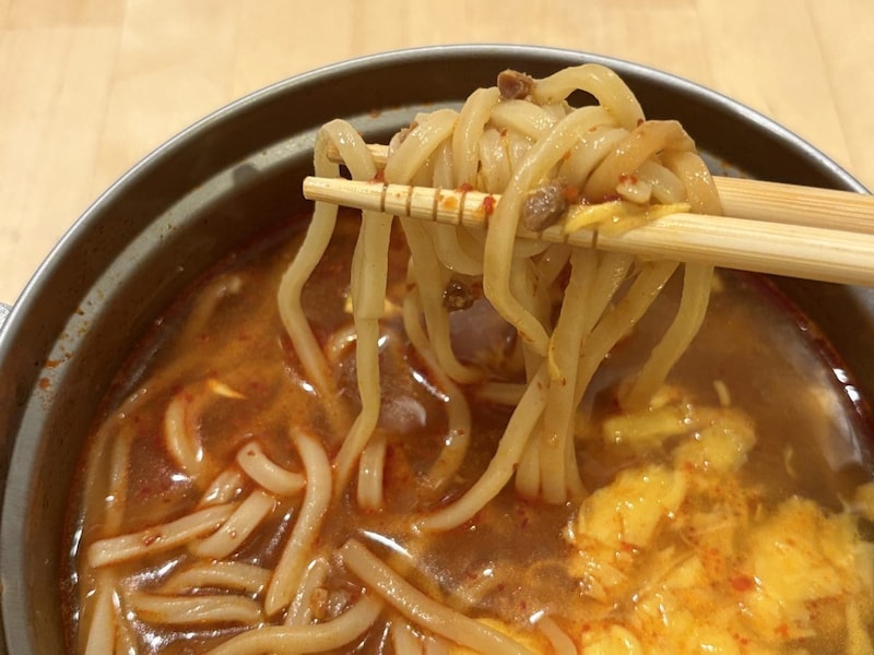 全粒粉を配合することで、スープとからみの良い麺を作り上げている