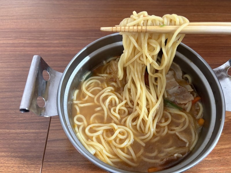 お店の食感に近づけるために細ストレート麺を採用している