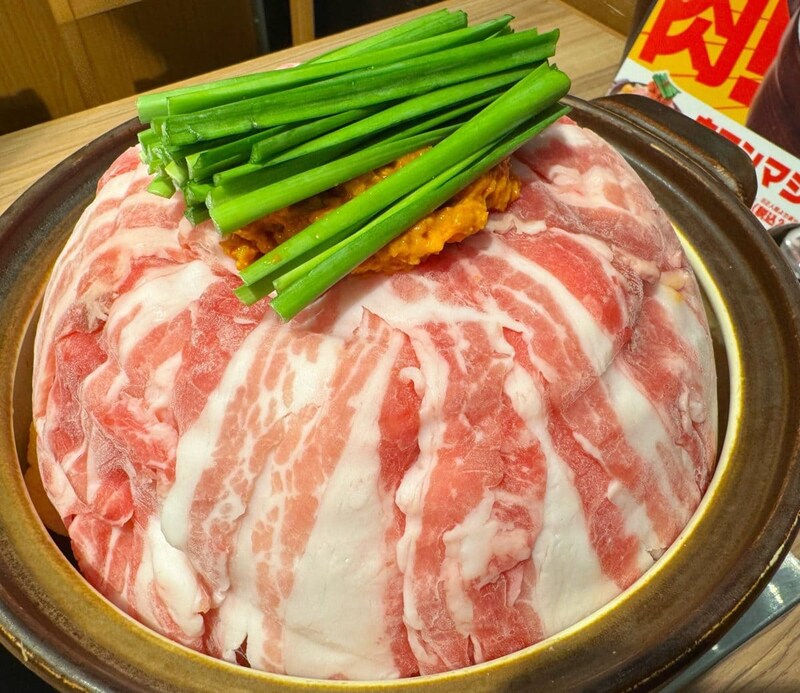 【まるで漫画メシ】赤から驚異の肉マシマシ鍋が富士山盛りすぎ……!理性がぶっ飛ぶデカ盛り肉鍋に挑戦してみた