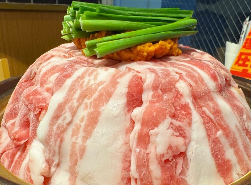 バラが富士山のようにそびえたっています