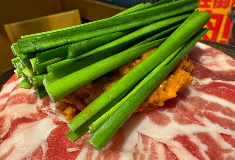 肉の山の頂には、台湾ミンチとニラが乗っています