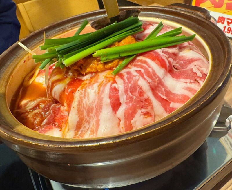 早速火入れをしていくと、中の野菜の嵩が減っていって肉の山がどんどん崩れていきます