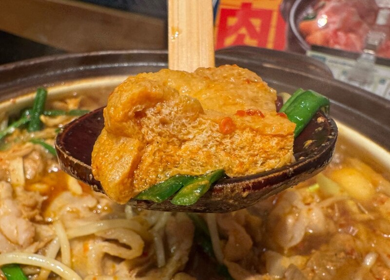 油揚げも濃厚なスープをしっかりと吸っていて、噛みしめるたびにじゅわりと旨味が染み出てきて美味しい