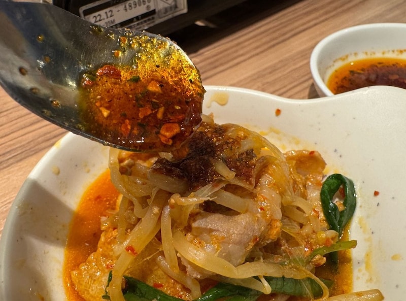 ごま油のコクと、ニンニクのパンチの効いた味わいがプラスされて、さらに背徳感のある味わいに