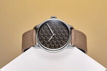 「美しすぎる腕時計」22万本超の金糸が織り成す“幾何学模様”にうっとり…ルイ・エラールの芸術的1本に注目