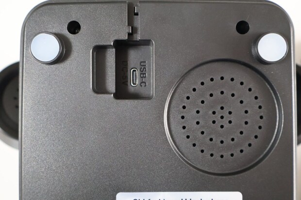 スピーカーも底面に