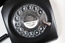 「黒電話でLINE通話⁉」エモすぎるガジェットをドンキで発見！“昔ながらの黒電話”はギャグなのか本気なのか？試してみた