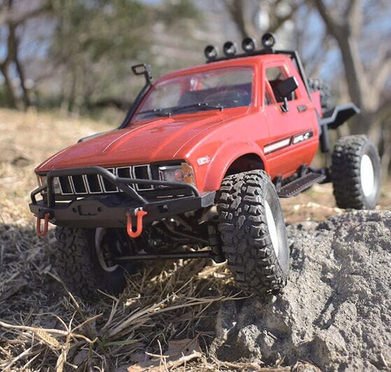 実車さながらの四輪駆動システムを備え悪路を力強く走る