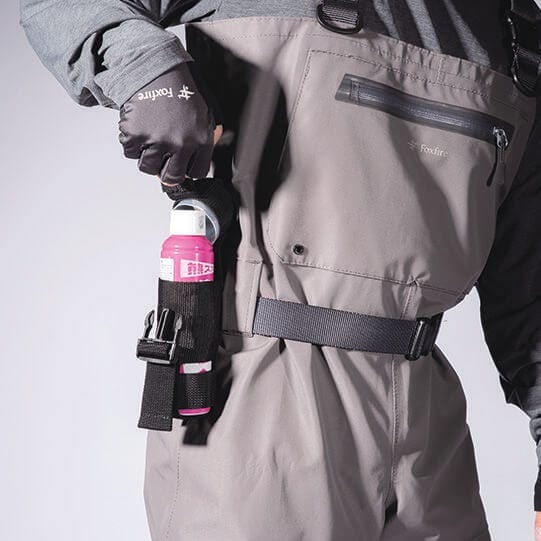 緊急時でも握った瞬間に噴射できるノズルや素早く取り出せる専用ホルダーなど、安全性と即応性を高い次元で両立