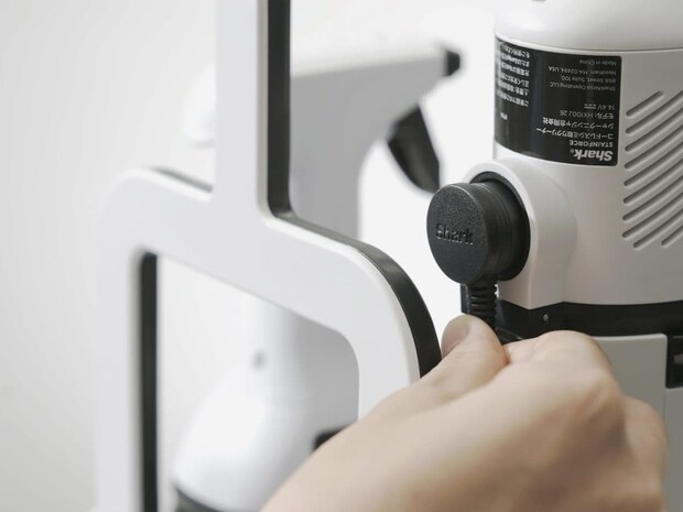 マグネット式の充電パッドでプラグを抜き差しする手間がなく、充電ポートの故障も防げる