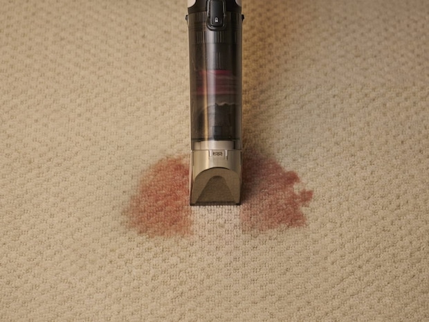 ワインのシミ汚れも繊維に入り込む前にしっかり吸引