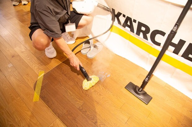 床に描いたクレヨンの落書きも、面白いほど簡単に消えていきました