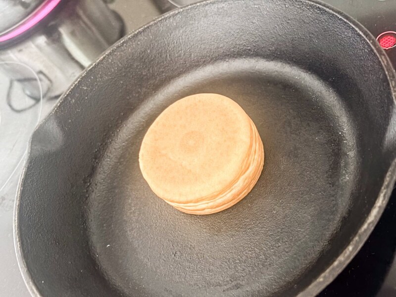 レンチンせず、自然解凍してフライパンで表面をパリッと焼いてもおいしくいただけます