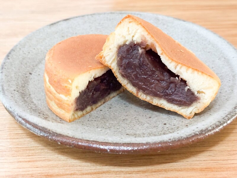 あずきあんは半分に切ってみると、中につぶあんがぎっしり詰まっていて、皮も薄めでいい感じ