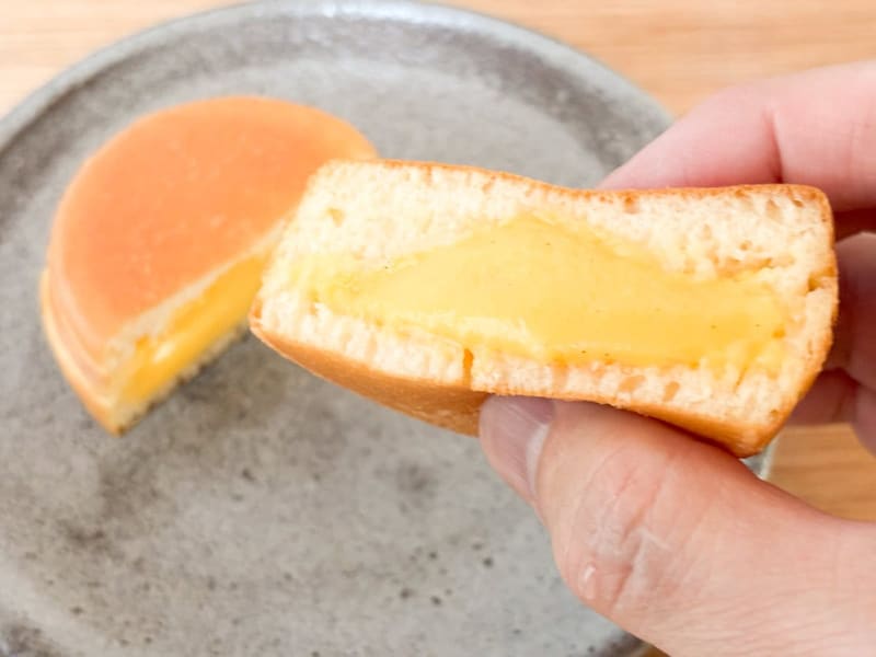 カスタードクリームはバニラの香りがやや強めのクリームはプリンみたいで、ちょっとお高めのクリームパンみたいな味わいです