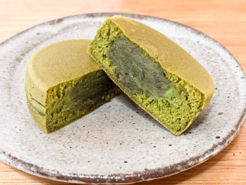 宇治抹茶あんは、あんだけでなく、生地にも抹茶が練り込んであり大人味の今川焼きです