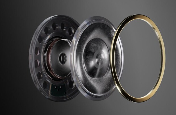 真鍮製フレームを施した特注の2ピース40㎜カーボンファイバードライバー