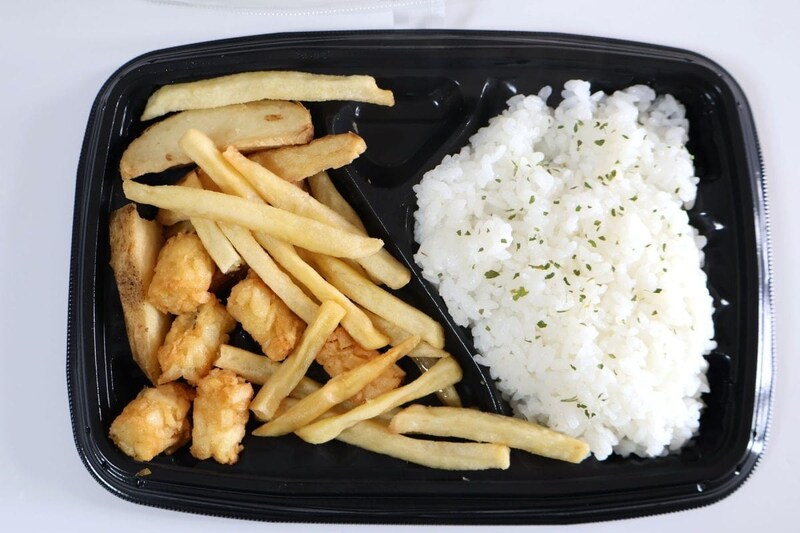 潔くフライドポテトと米しかない