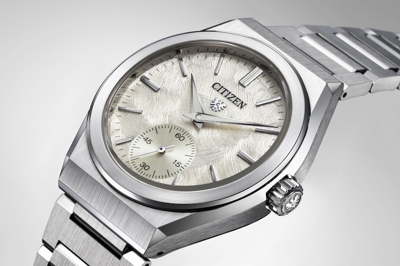 メカニカルモデルのアイボリーカラーの文字板は、艶を抑えた質感に躍動感のある電鋳パターンが調和