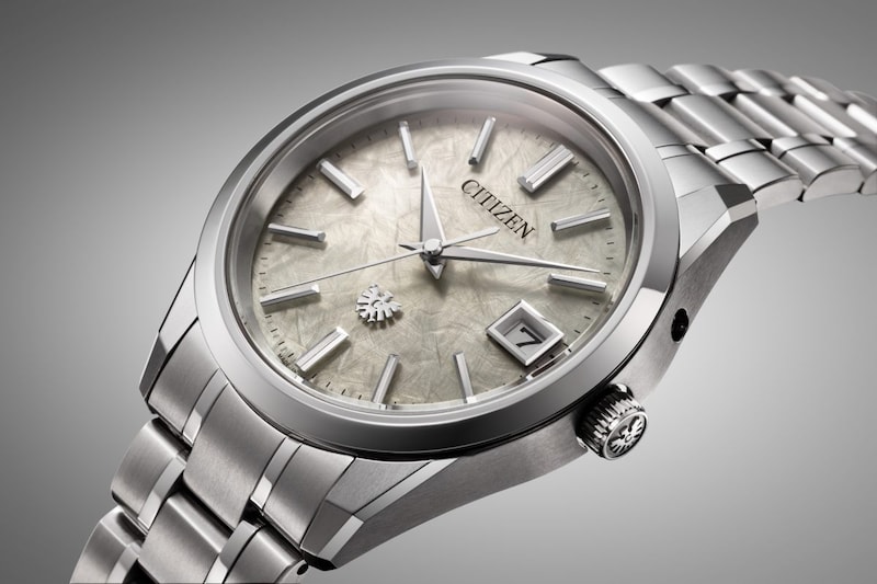 エコ‧ドライブモデルの文字板は同じくアイボリーカラーながら、メタリックでクリアな仕上げが、艶と奥⾏きを強調