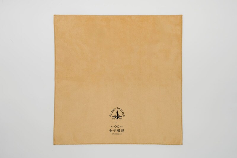 持ち運び用インナーカバーとしても使用できる、コラボレーションロゴ入りの大判のセリートクロス