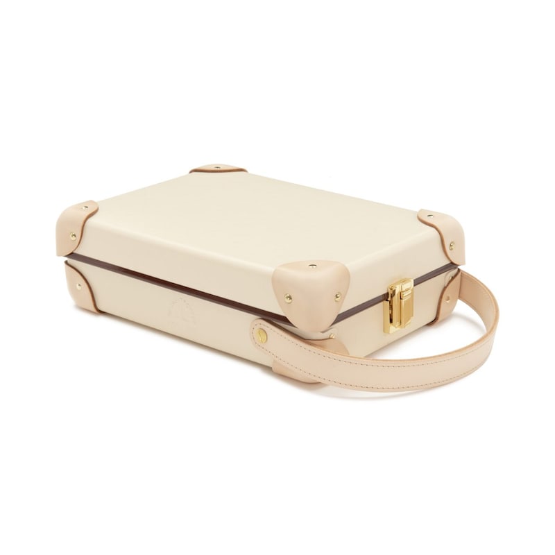 グローブ・トロッター×金子眼鏡「4スロット メガネケース」¥286,000/W19×H8×D31.5㎝(ハンドルやパーツを含む)/1.2㎏/限定10点