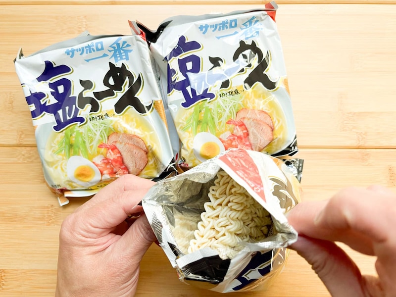 「サッポロ一番 塩らーめん」は昔懐かしい純和風ラーメンと思いつつも、イタリアン料理風にアレンジするには適した素材です